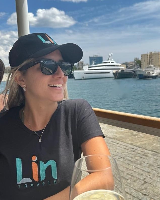 Jéssica Fonseca com a camiseta da Lin Travels